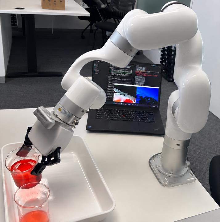 ロボットアームによるフィジカルAIの研究