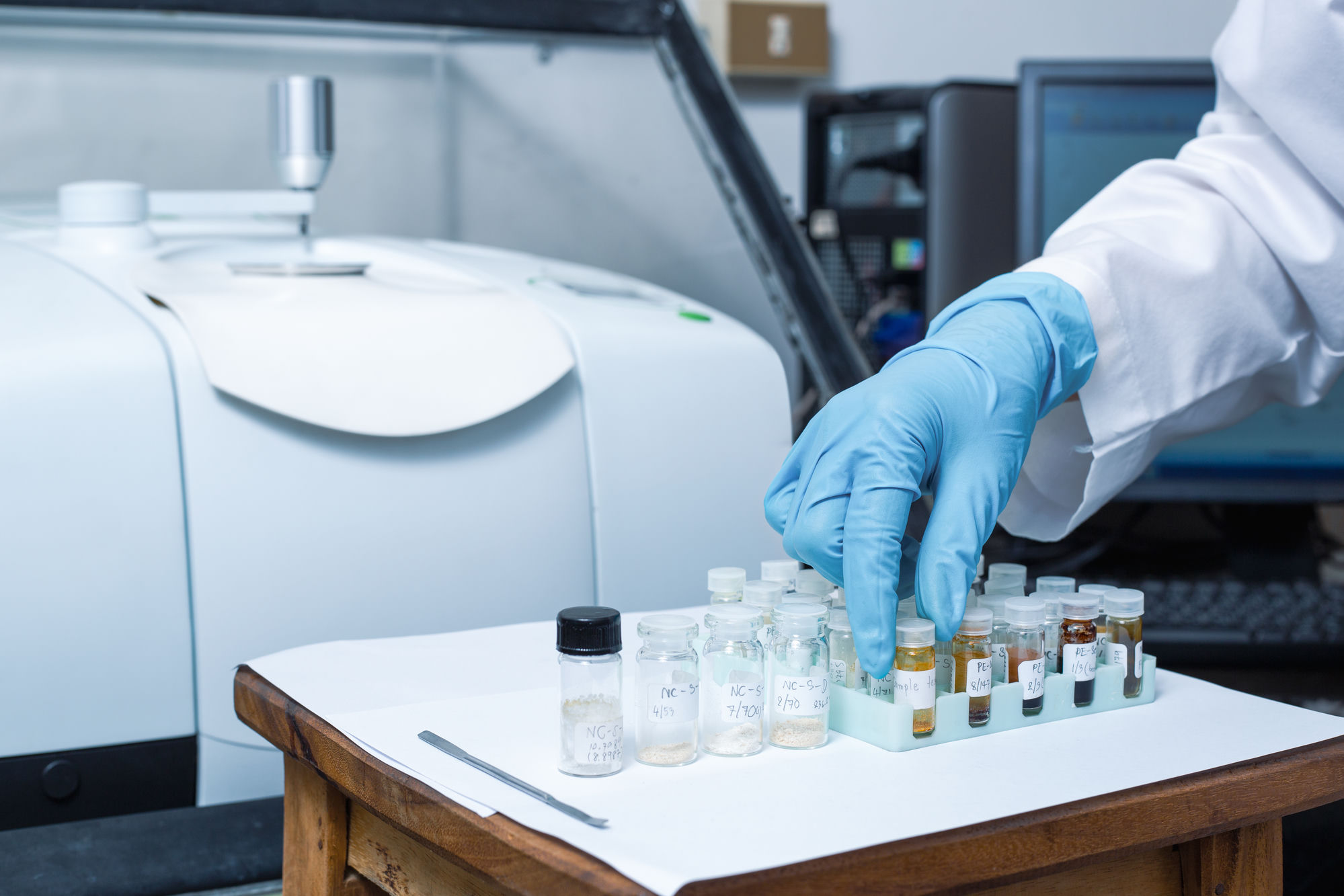 Measurement instrument and sample vials